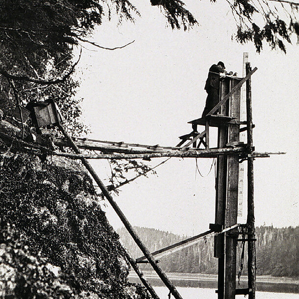 checking automatic tide gauge