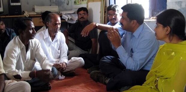 Sheshagiri Rao and farmers discuss climate risk management on the floor