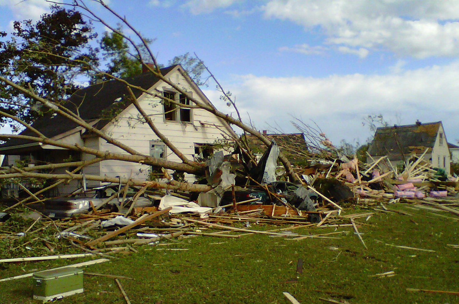 Дома сломанный крышей. Обломки крыши. Разбитая крыша. Storm Damage. Tornado Damage.