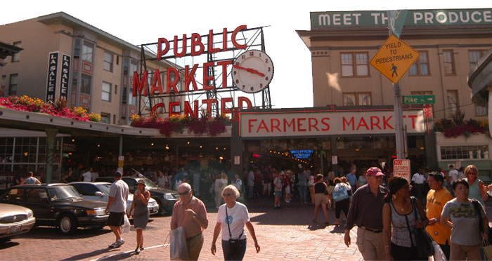 Photo of crowds in front of Pike Place Fish Market